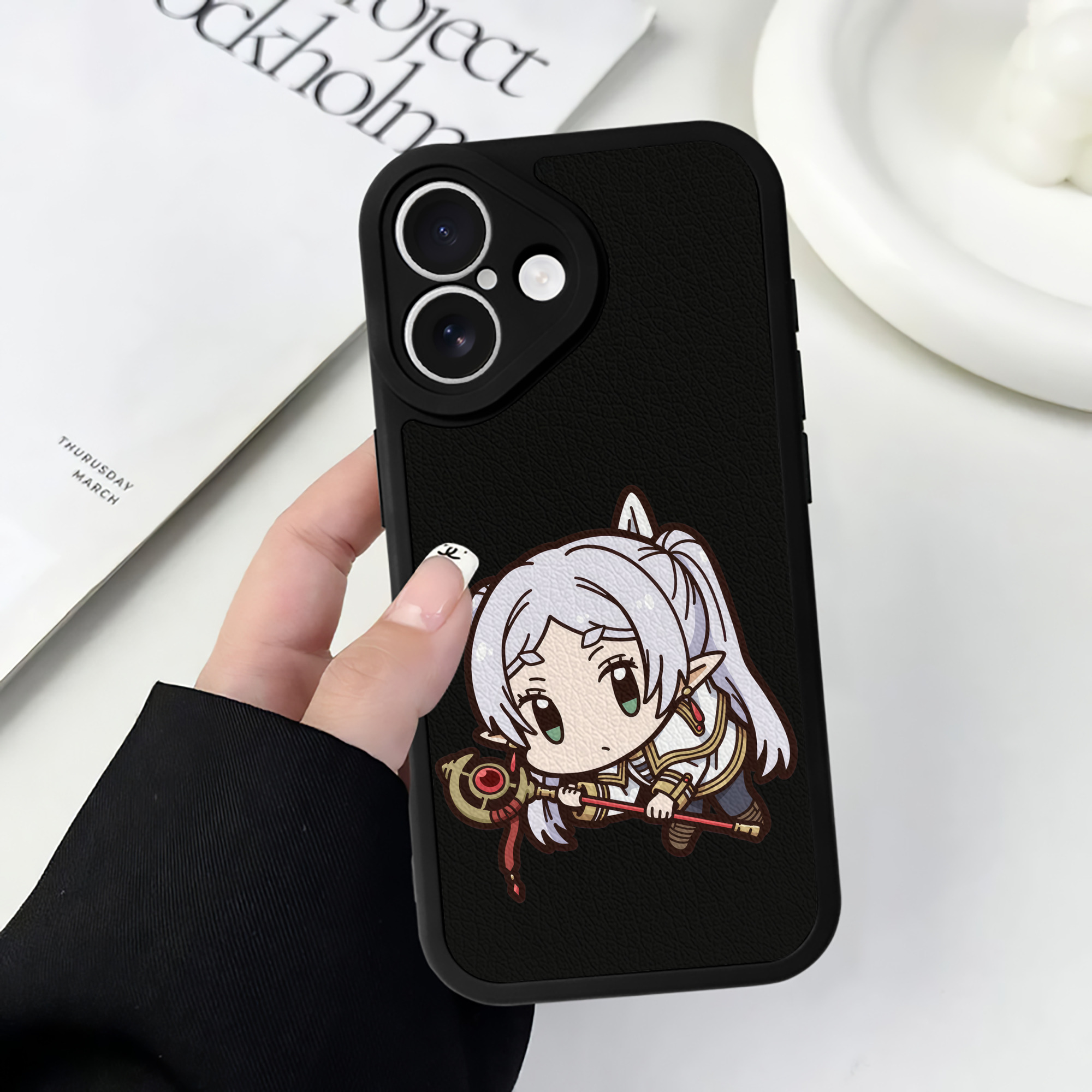 （画像用） 葬送のフリーレン Frieren 【iPhone 16シリーズ対応】シリコンスマホケース（レザー調） 材質：シリコン